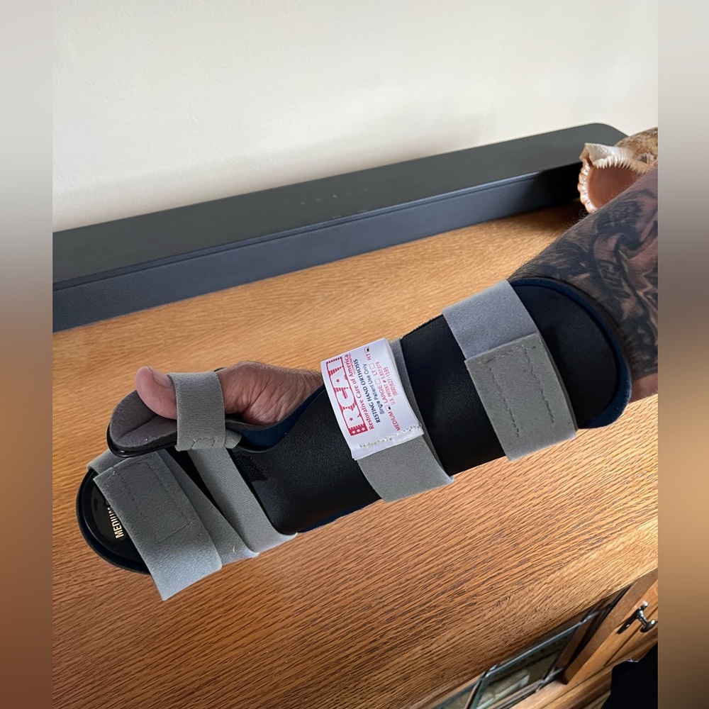 Wrist or Hand Brace (size Medium Right Hand). Very sturdy well made